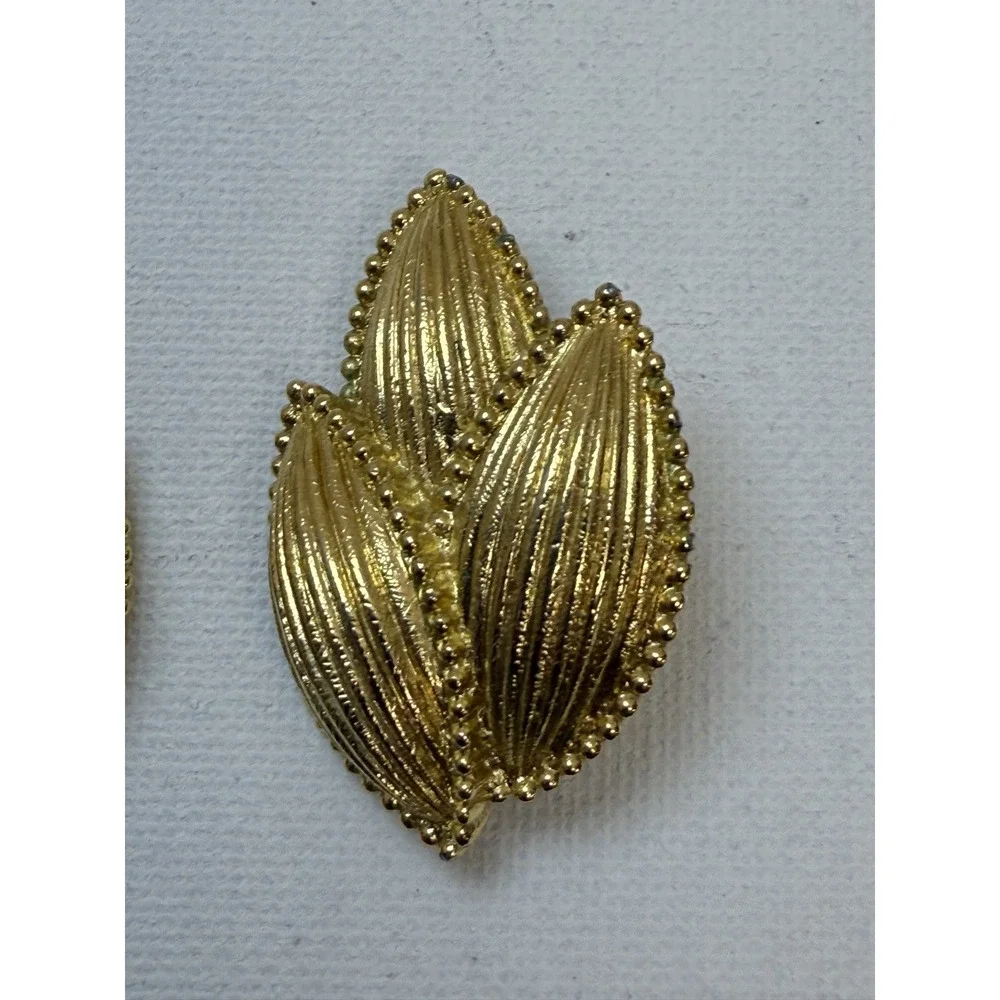 VINTAGE SIGNED CROWN TRIFARI GOLD‎ TONE LEAF CLIP EARRINGS Old Money